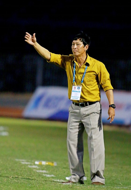 “Phù thủy” Vũ Quang Bảo thừa nhận cửa trụ hạng rất khó với Cần Thơ ảnh 1