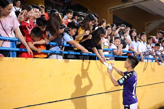 Quang Hải với fan hâm mộ CLB Hà Nội. Ảnh: MINH HOÀNG