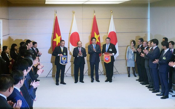 Thủ tướng Chính phủ Nguyễn Xuân Phúc và Thủ tướng Nhật Bản Shinzo Abe chứng kiến lễ trao biên bản hợp tác giữa VFF và JFA