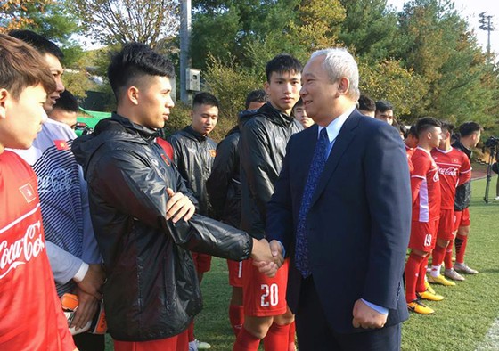 Đại sứ Nguyễn Vũ Tú bắt tay chào mừng các thành viên của đội tuyển Việt Nam. Ảnh: ĐOÀN NHẬT