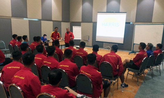 Sau Olympic Việt Nam, đến lượt U19 phải tập luyện trên "mặt sân ruộng" ở Indonesia ảnh 1