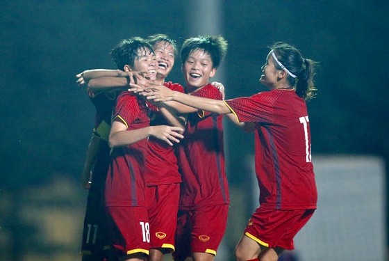 Các cầu thủ Việt Nam chật vật qua chiến thắng ngược dòng trước Malaysia. Ảnh: Đoàn Nhật