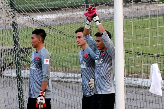Chỉ có 3/4 thủ môn đi cùng đội sang Lào ở trận đầu tiên. Ảnh: MINH HOÀNG