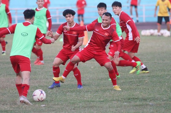 Đội tuyển Việt Nam thả lỏng trên sân Chao Anouvong ảnh 2