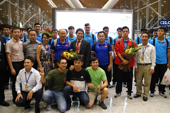 Văn Toàn cùng đội tuyển Việt Nam sang Malaysia ảnh 5