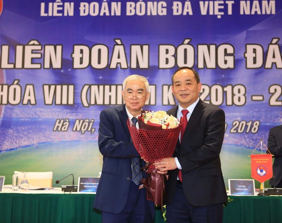 Chủ tịch VFF khóa VII Lê Hùng Dũng trao hoa chúc mừng tân Chủ tịch Lê Khánh Hải