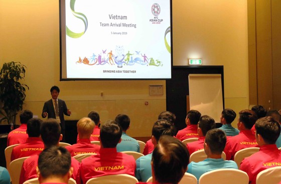 AFC gặp gỡ, phổ biến điều lệ cho đội tuyển Việt Nam ảnh 1