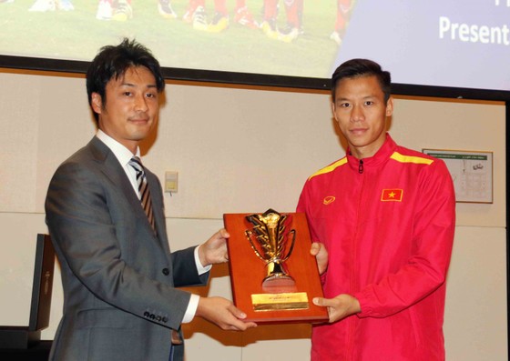 Thủ quân Quế Ngọc Hải đại diện toàn đội nhận kỷ niệm chương từ AFC. Ảnh: A.K