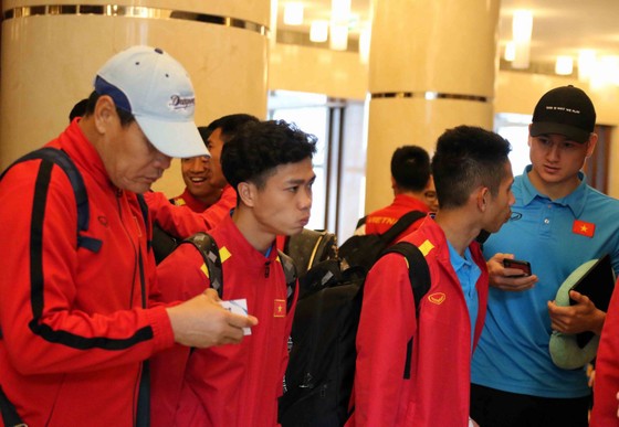 Các cầu thủ Việt Nam khi đến khách sạn. Ảnh: ĐOÀN NHẬT