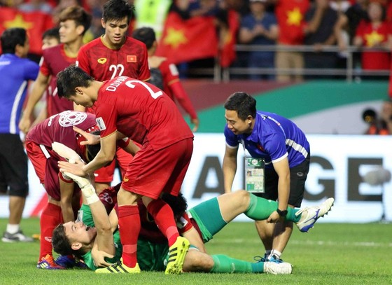 Niềm vui của các cầu thủ Việt Nam sau trận đấu. Ảnh: ANH KHOA