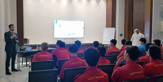 Đại diện AFC tại buổi gặp, phổ biến công nghệ VAR cho các cầu thủ Việt Nam. Ảnh: ĐOÀN NHẬT