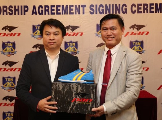Ông Trần Anh Tú cùng đại diện PAN Sport giới thiệu giày thi đấu của cầu thủ Thái Sơn Nam sắp đến. Ảnh: DŨNG PHƯƠNG