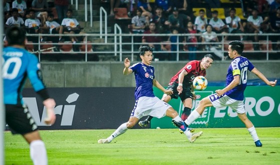 Văn Quyết và Văn Hậu ngăn chận cú sút của tiền đạo Bangkok United