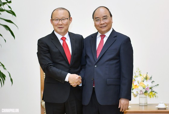 Thủ tướng Nguyễn Xuân Phúc tiếp HLV Park Hang-seo. Ảnh: VGP/Quang Hiếu