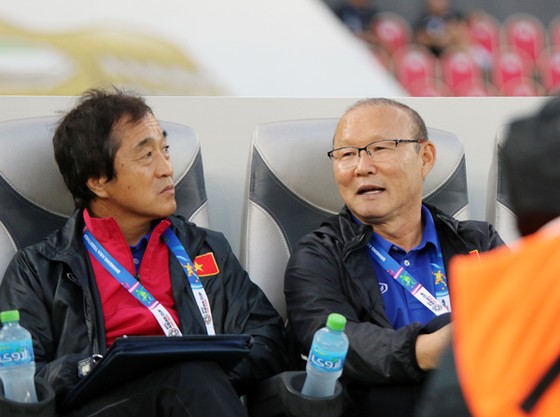 Ông Park và trợ lý Lee Young-jin. Ảnh: ĐOÀN NHẬT