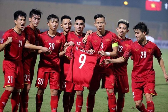 Các cầu thủ Việt Nam giơ chiếc áo của Văn Toàn sau bàn thắng vào lưới đội Campuchia. Ảnh: MINH HOÀNG