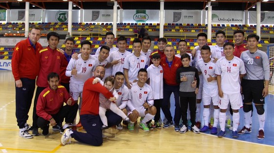 Đội tuyển futsal Việt Nam để thua 4-5 khá đáng tiếc trước CLB UMA. Ảnh: ANH TRẦN