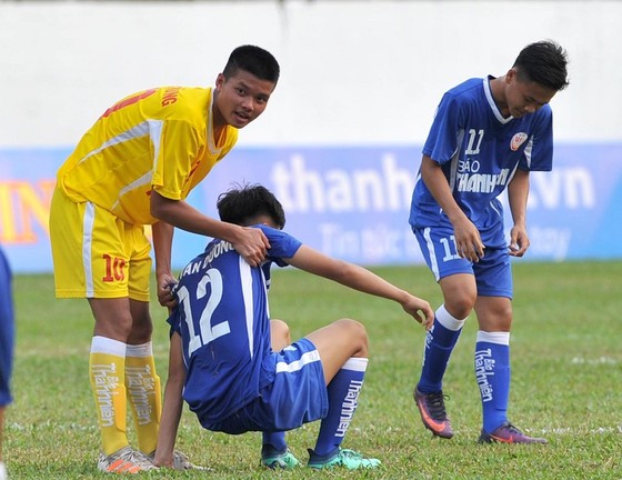 Cầu thủ Hà Nội an ủi các cầu thủ Bình Dương sau khi kết thúc trận đấu. Ảnh: NGUYỄN NHÂN