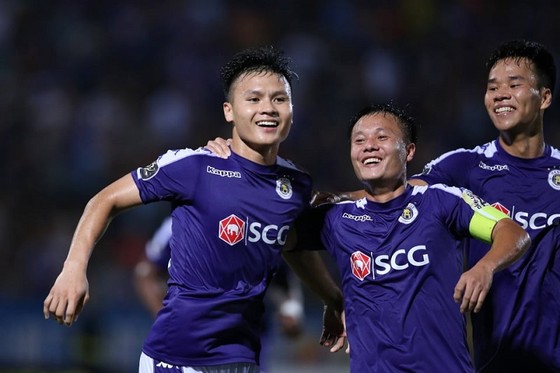 Quang Hải và Thành Lương tỏa sáng trong chiến thắng của CLB Hà Nội. Ảnh: MINH HOÀNG
