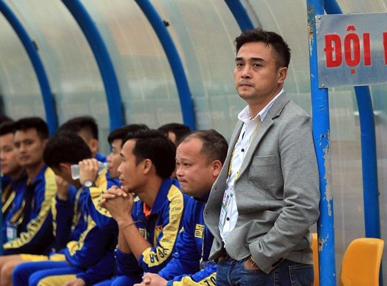 HLV Nguyễn Đức Thắng cùng các cầu thủ xứ Thanh đang trông chờ trận thắng đầu tiên. Ảnh: MINH HOÀNG