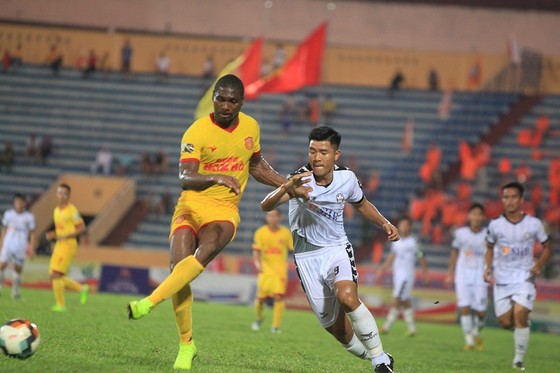 Patiyo giúp Nam Định giành trọn 3 điểm trên sân Thiên Trường ảnh 2