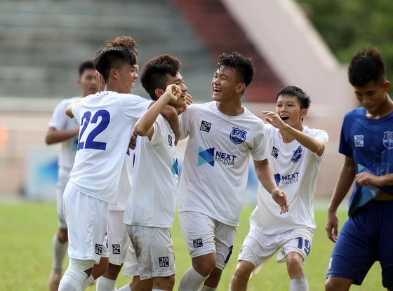 Niềm vui của các cầu thủ HA.GL sau trận thắng đậm trước Tây Ninh. Ảnh: ANH KHOA