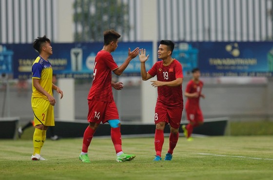 Việt Cường ghi bàn thắng duy nhất của trận đấu. Ảnh: MINH HOÀNG