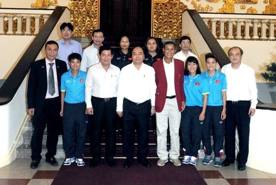 Thủ tướng Nguyễn Xuân Phúc gặp mặt HLV Mai Đức Chung và đại diện cầu thủ đội tuyển nữ Việt Nam sau SEA Games 29