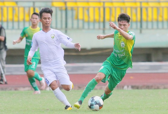 Cuộc so tài giữa Cần Thơ và An Giang ở mùa bóng 2019. Ảnh: Dương Thu