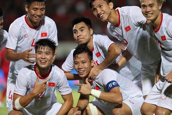 Niềm vui của các cầu thủ Việt Nam sau chiến thắng trước Indonesia. Ảnh: Minh Hoàng