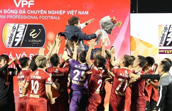 HLV Chung Hae-soung chia sẻ bí quyết giúp TPHCM “lột xác” ở V-League 2019 ảnh 1