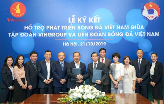 Lãnh đạo Vingroup và VFFđã có thỏa thuận quan trọng trong việc phát triển bóng đá Việt Nam. Ảnh: Đoàn Nhật