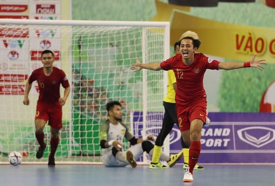 Indonesia giành 3 điểm trước Malaysia sau cuộc rượt đuổi bàn thắng. Ảnh: Anh Trần