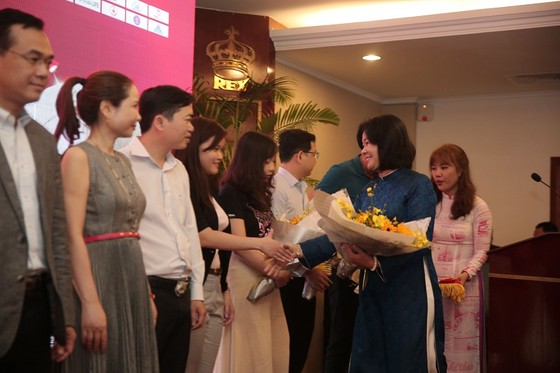 Bà Lý Việt Trung, Phó TBT Báo SGGP trao hoa và cám ơn các nhà tài trợ cùng đồng hành với Giải thưởng. Ảnh: Dũng Phương