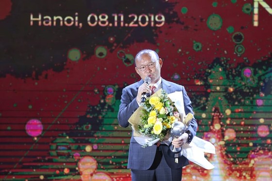 HLV Park Hang-seo và Quang Hải tỏa sáng ở AFF Awards Night 2019 ảnh 2