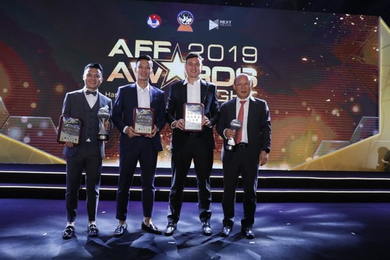 Thầy trò ông Park tại AFF Awards 2019. Ảnh: Minh Hoàng