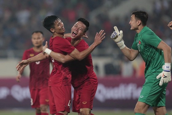 Thủ môn Văn Lâm cùng các đồng đội chỉ để lọt lưới 1 bàn sau 4 trận đấu. Ảnh: Dũng Phương