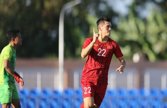 Việt Nam - Lào 6-1: Quang Hải ghi bàn thứ 6 cho đội nhà ảnh 5