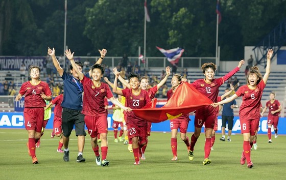 Đội tuyển nữ Việt Nam trong niềm vui chiến thắng. Ảnh: DŨNG PHƯƠNG