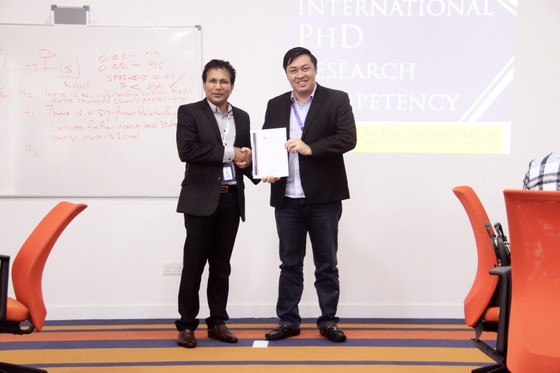 GS.TS Premkumar Rajagopal (bên trái), hiệu trưởng Trường Đại học Khoa học và Công nghệ Malaysia trao giấy chứng nhận cho ông Cao Văn Chóng sau khi hoàn thành một học phần nghiên cứu khoa học. Ảnh: Anh Trần