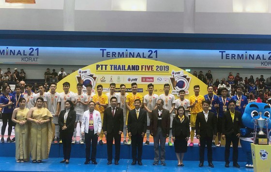 ĐT Futsal Việt Nam nhận Huy chương bạc tại lễ bế mạc. Ảnh: Đoàn Nhật