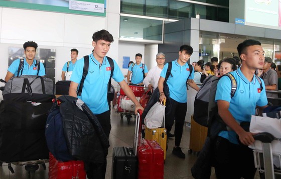 Các tuyển thủ tại sân bay Tân Sơn Nhất. Ảnh: N.K