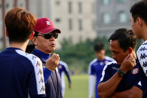 CLB TPHCM thắng CLB Sài Gòn 1-0 ở trận tất niên ảnh 3