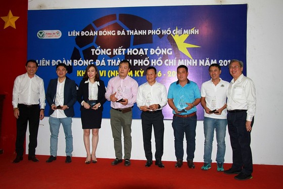 Ông Trần Anh Tú trao kỷ niệm chương cho đại diện các đội bóng đạt thành tích tốt trong năm 2019. Ảnh: Đức Anh