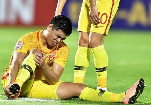 Zhang Tuning đau đớn khi gặp chấn thương