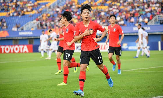 Dong-jin ghi bàn mở tỷ số cho Hàn Quốc. AFC