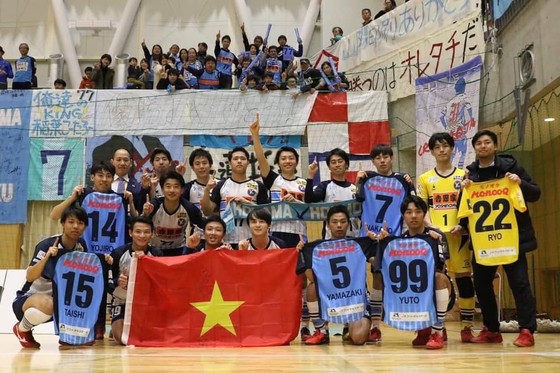 Thái Huy, Minh Trí cùng các đồng đội ở CLB YSVV Yokohama. Ảnh: TSNFC