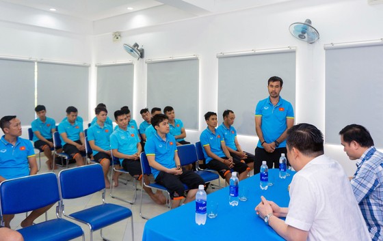 HLV Phạm Minh Giang thay mặt BHL báo cáo sơ lược quá trình chuẩn bị của đội trong thời gian qua. Ảnh: Anh Trần