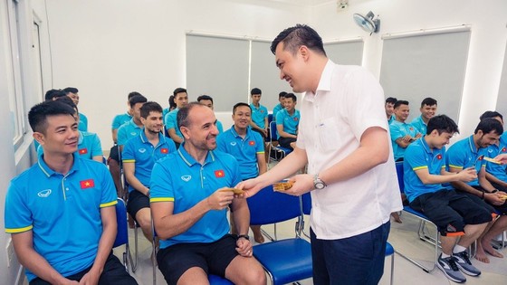 Lãnh đạo VFF đến thăm, chúc Tết đội tuyển futsal Việt Nam  ảnh 2