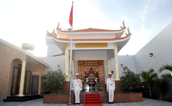 Phó Thủ tướng Trương Hòa Bình dự lễ khánh thành Nhà truyền thống 'Huyền thoại vùng lõm Bảy Hiền' ảnh 1